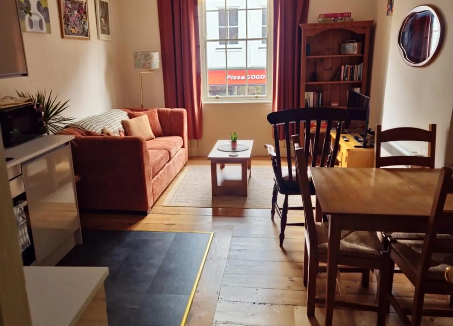 Central Gloucester Self-Catering Flat - A Hidden Gem