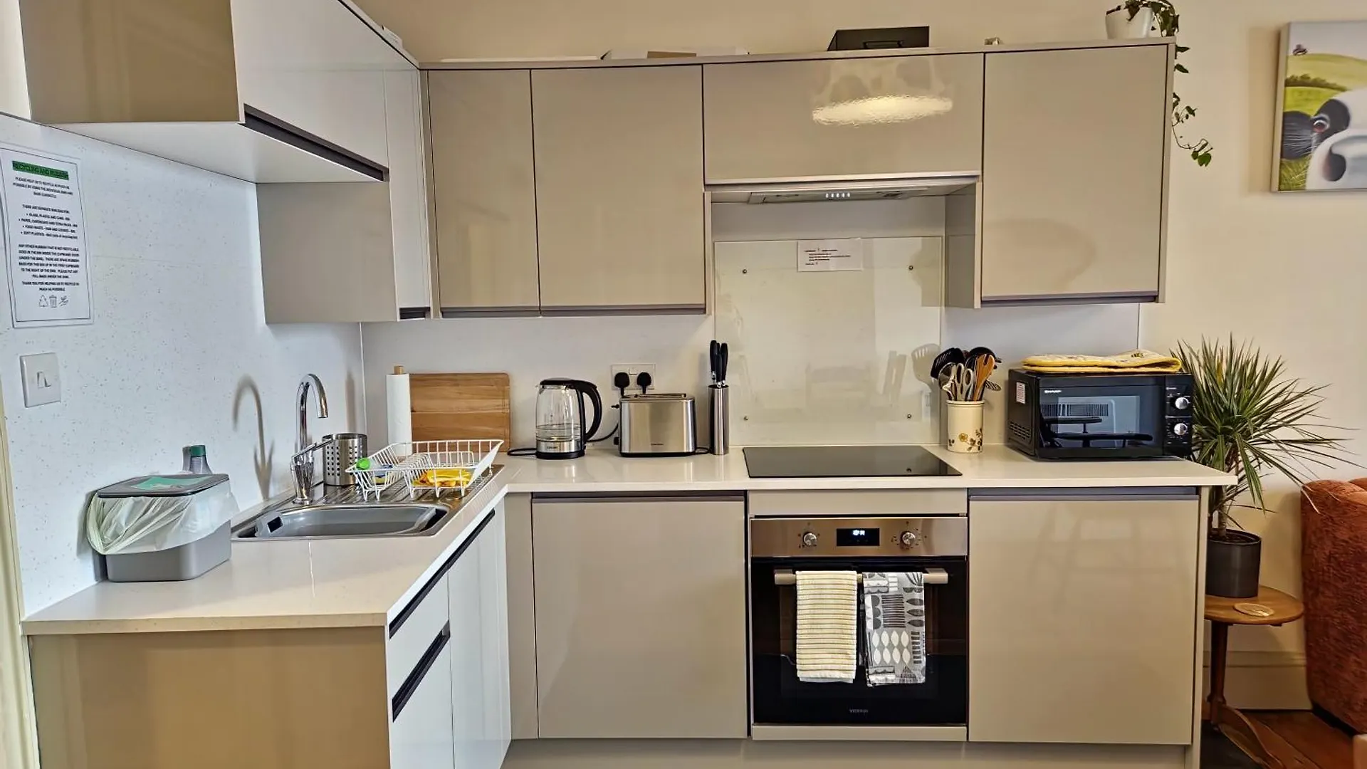 Central Gloucester Self-Catering Flat - A Hidden Gem
