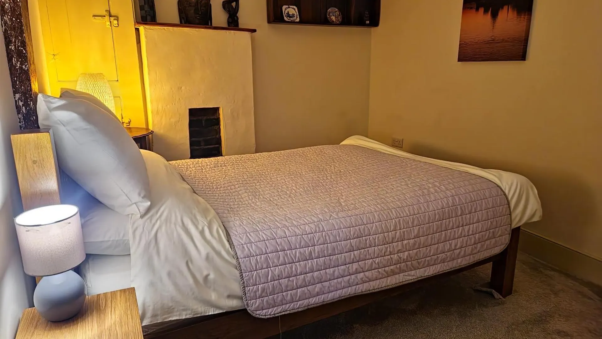 Central Gloucester Self-Catering Flat - A Hidden Gem 0*,