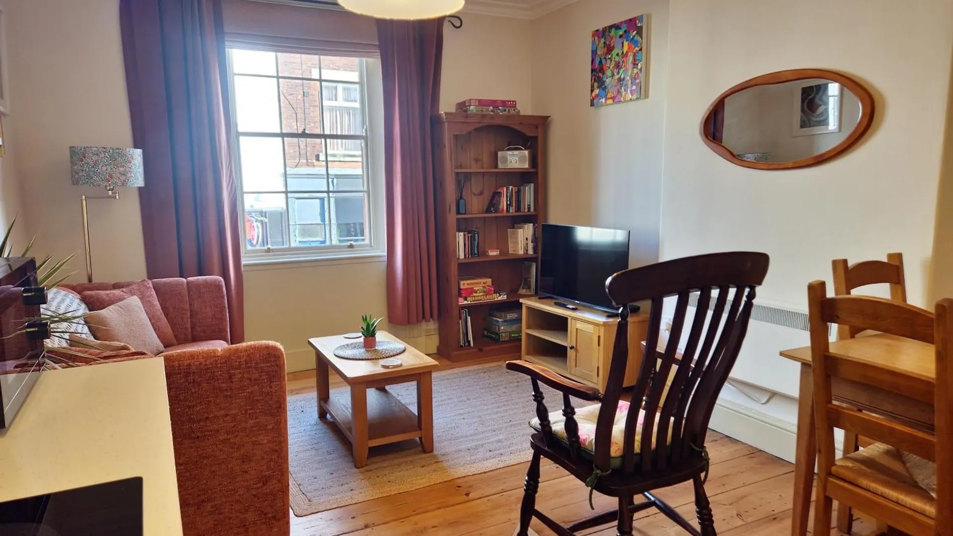 Central Gloucester Self-Catering Flat - A Hidden Gem